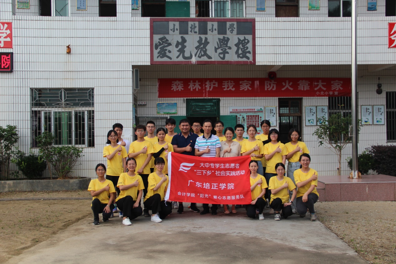 校方代表与志愿团队的合照.jpg